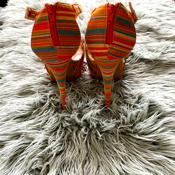 ShoeDazzle Castle Multi Colour Heels Size 8 - Picture 3 of 4